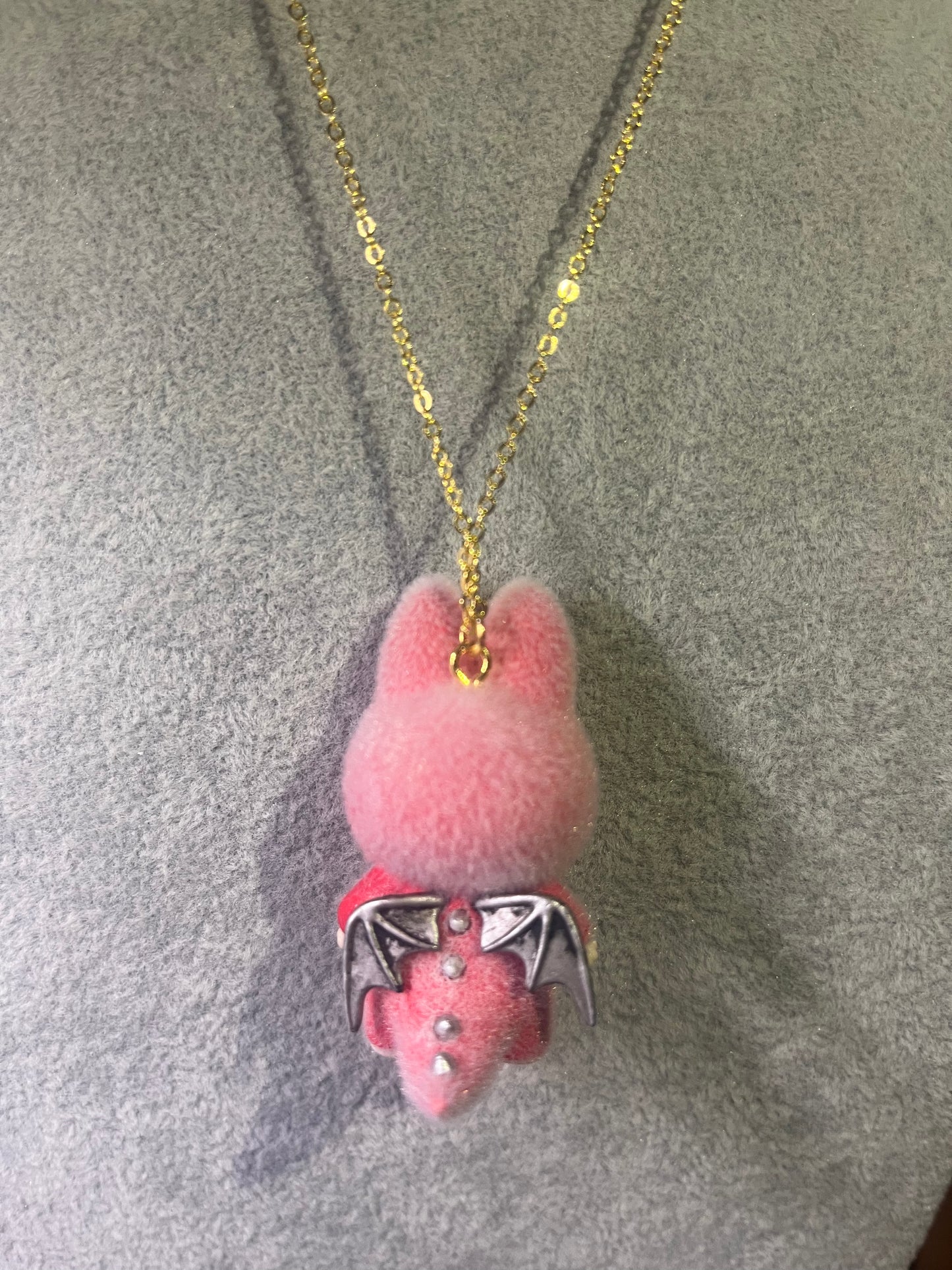 Collar Labubu ángel rojo