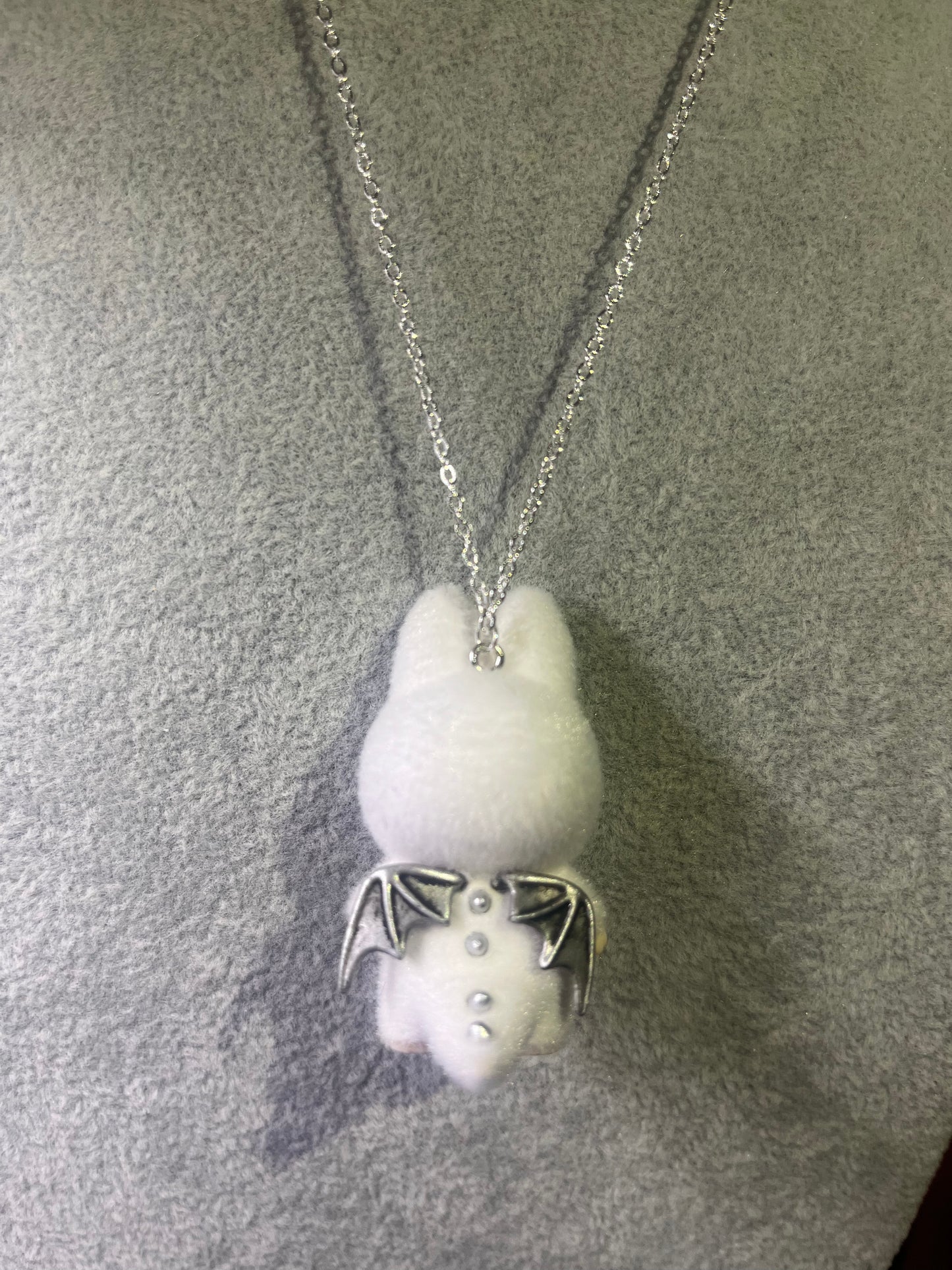 Collar Labubu ángel blanco
