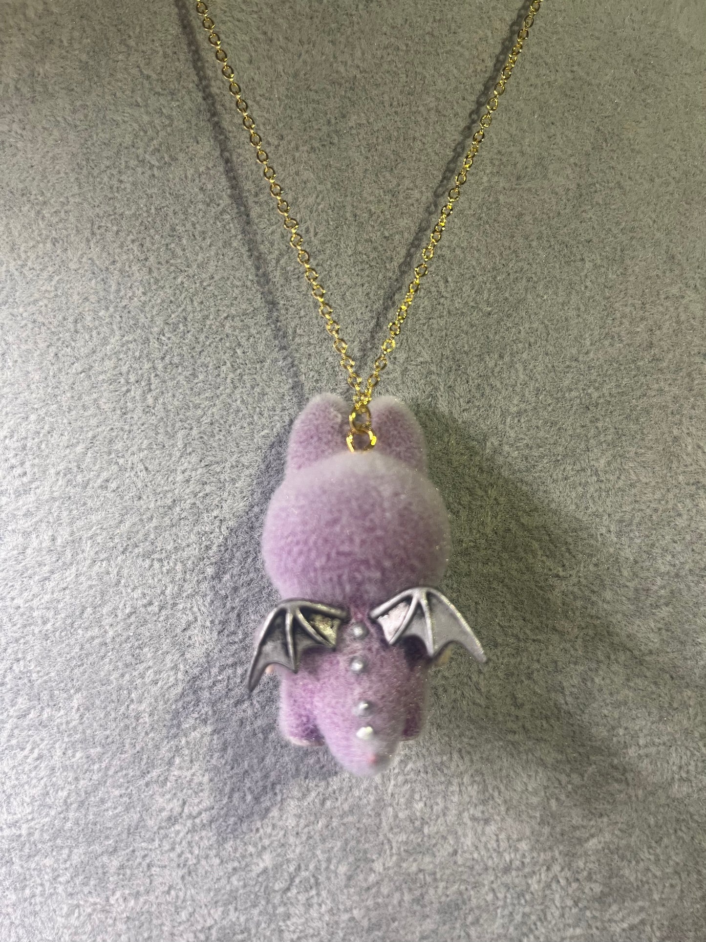 Collar Labubu ángel morado