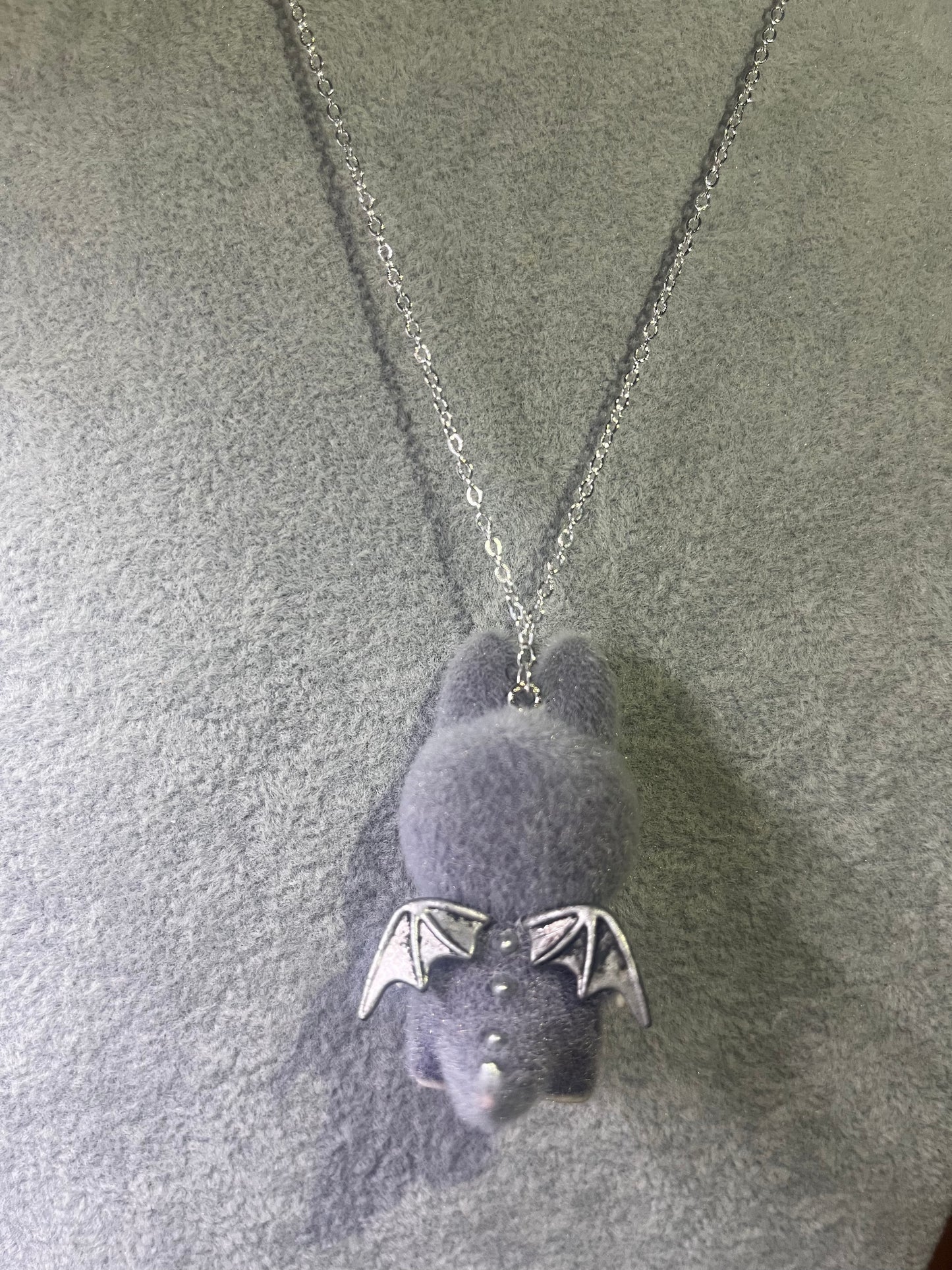 Collar Labubu ángel gris
