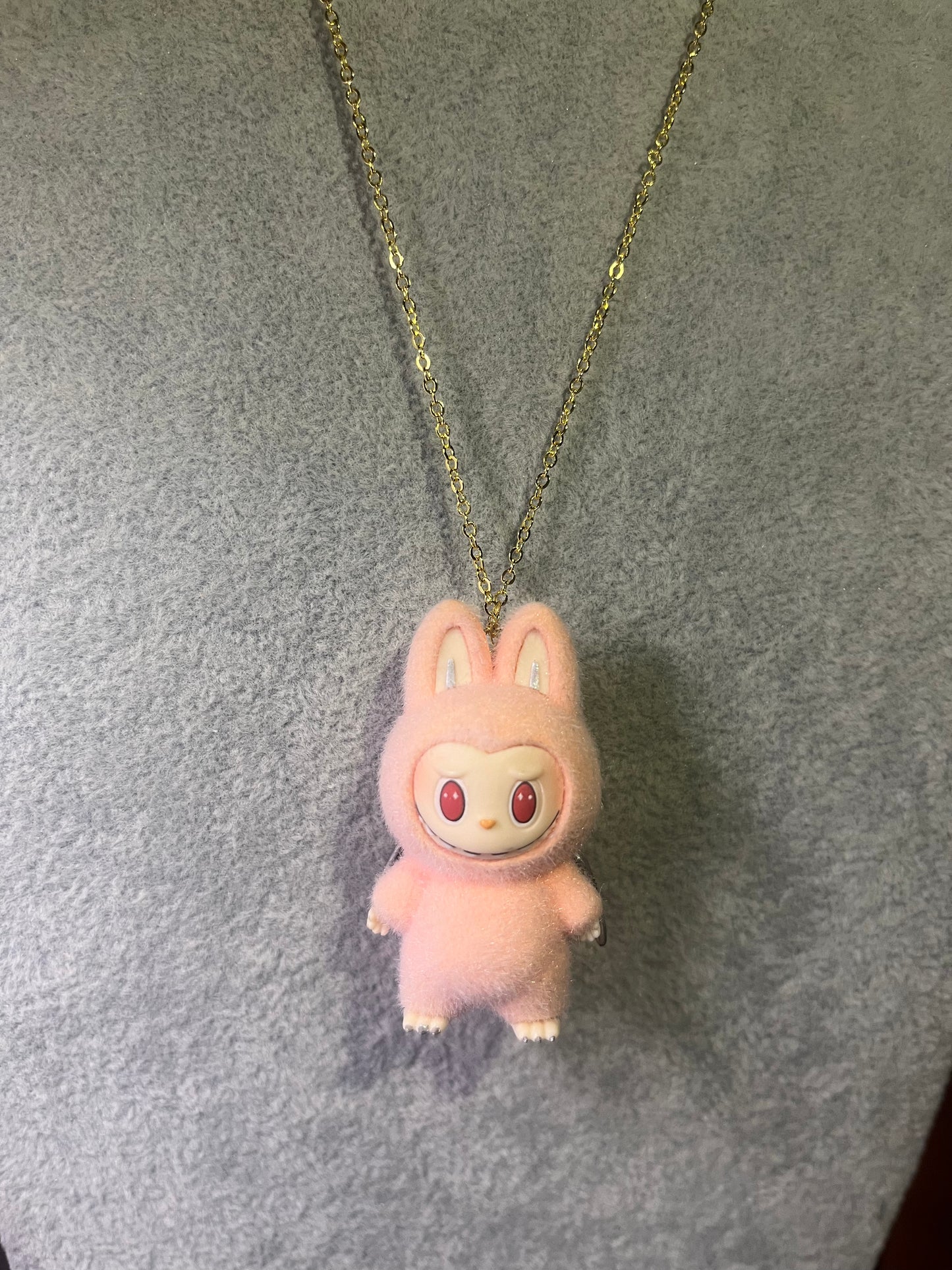 Collar Labubu rosa palo