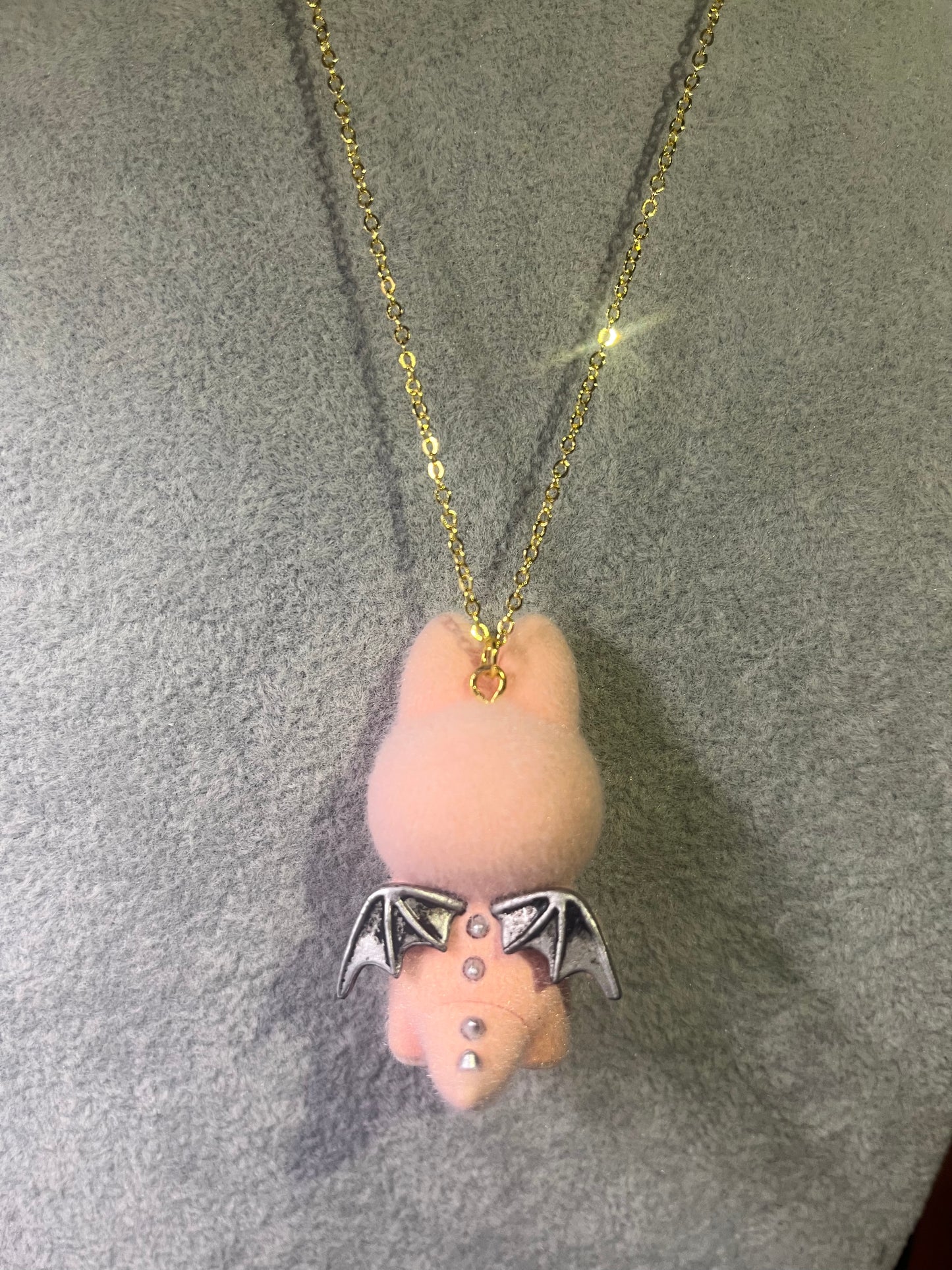 Collar Labubu rosa palo
