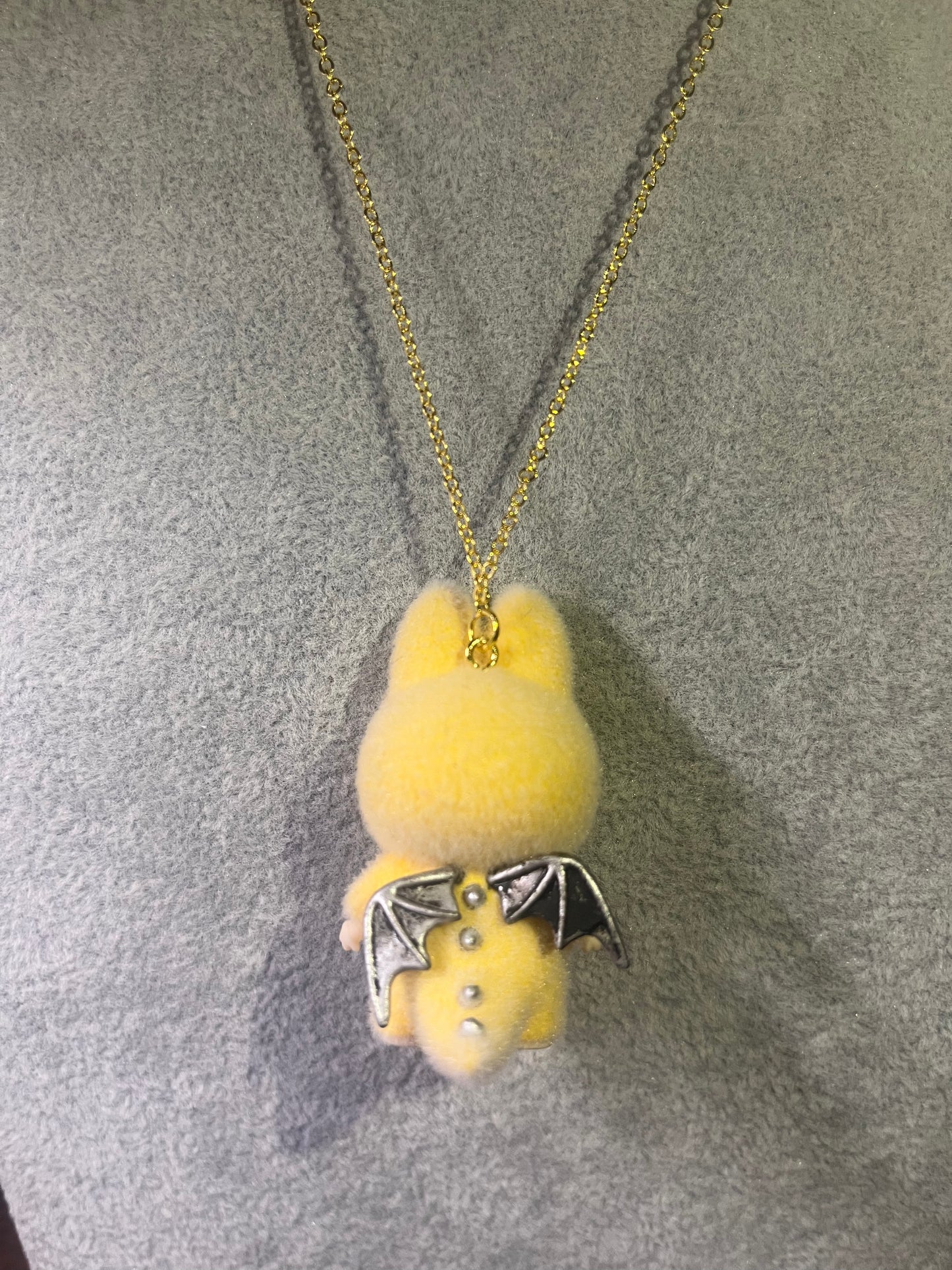 Collar Labubu ángel amarillo