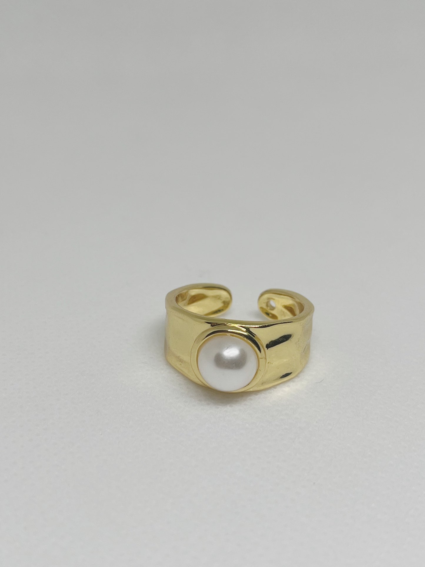 Anillo dorado con perla