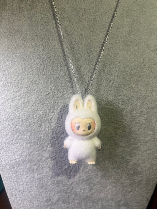 Collar Labubu ángel blanco