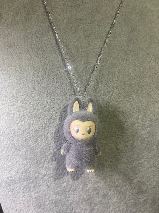 Collar Labubu ángel gris