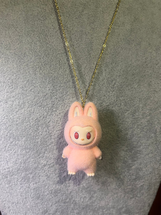 Collar Labubu rosa palo