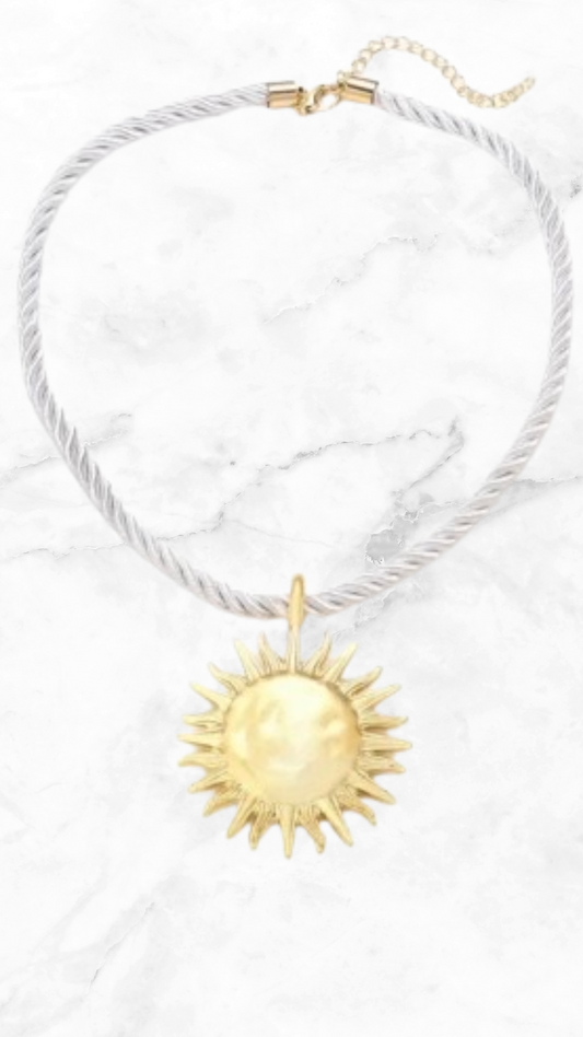 Collar sol dorado con cuerda blanca