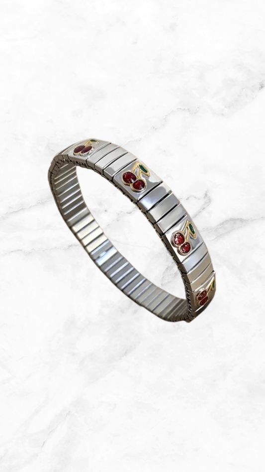 Pulsera plateada con cerezas