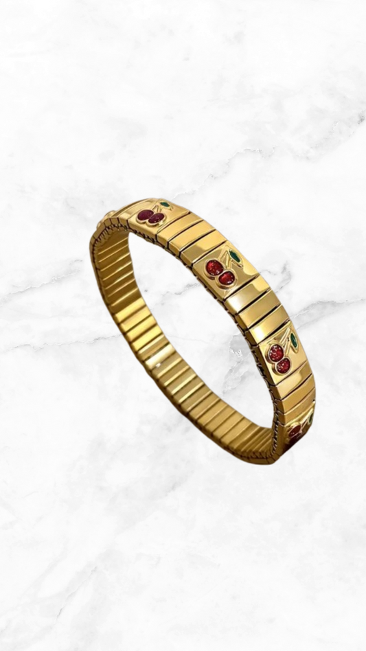 Pulsera dorada con cerezas