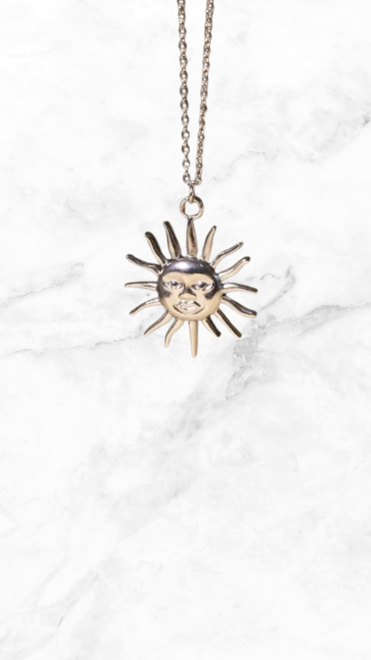 Collar sol plateado