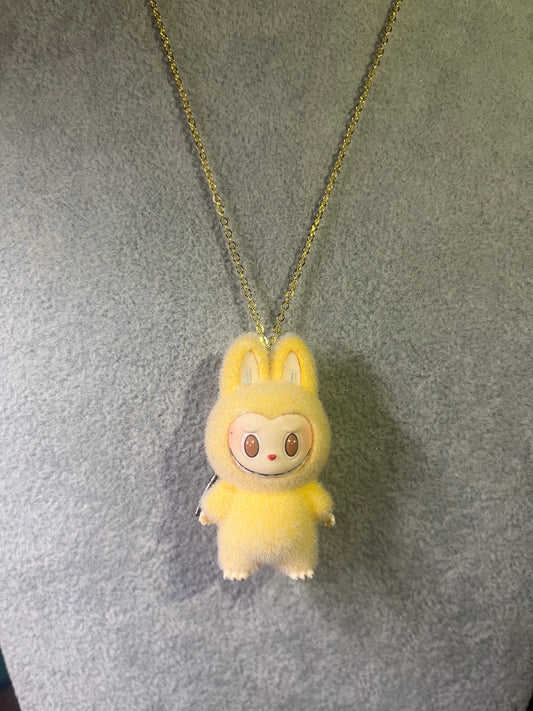 Collar Labubu ángel amarillo